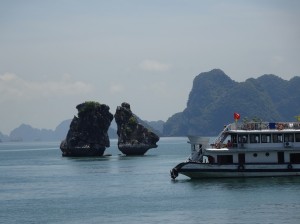 1-5ベトナム　ハロン湾　闘鶏岩